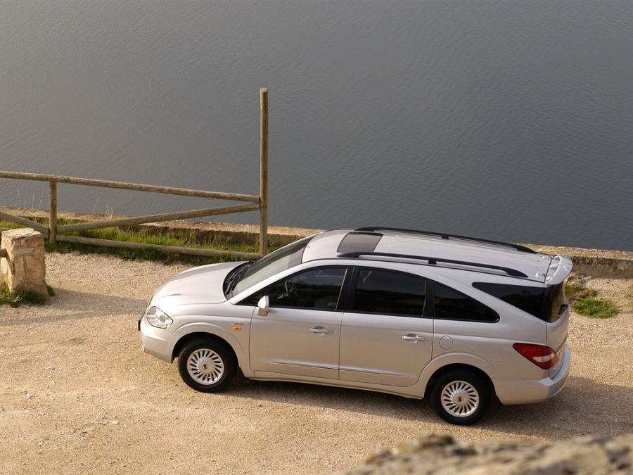  SsangYong Rodius 2004 года  (фото 9 из 16)